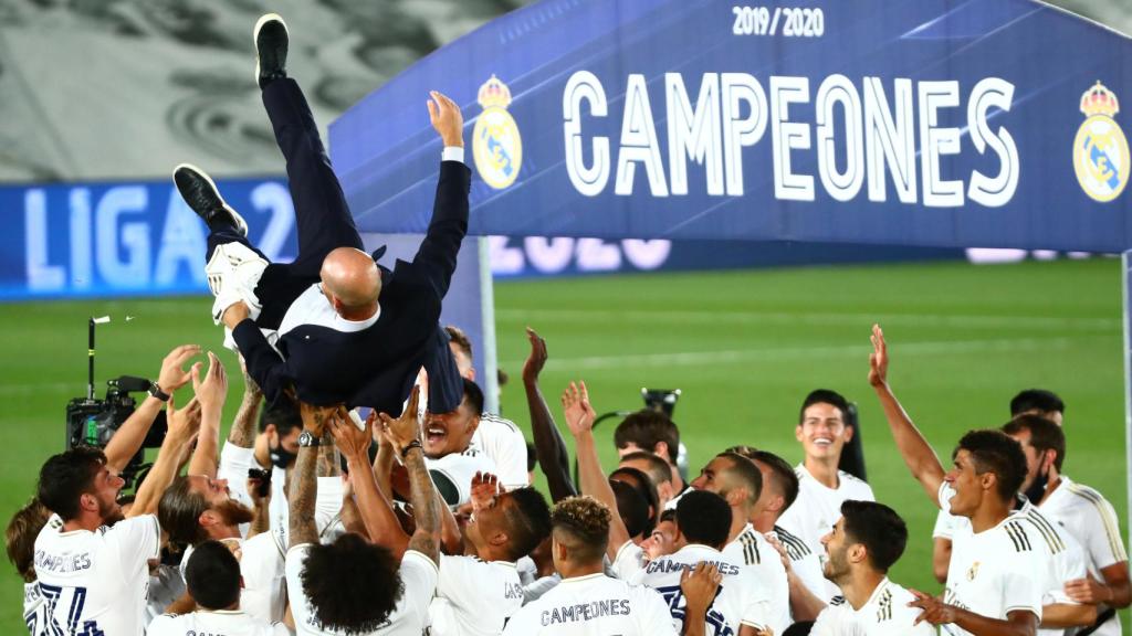 Los jugadores del Real Madrid mantean a Zinedine Zidane
