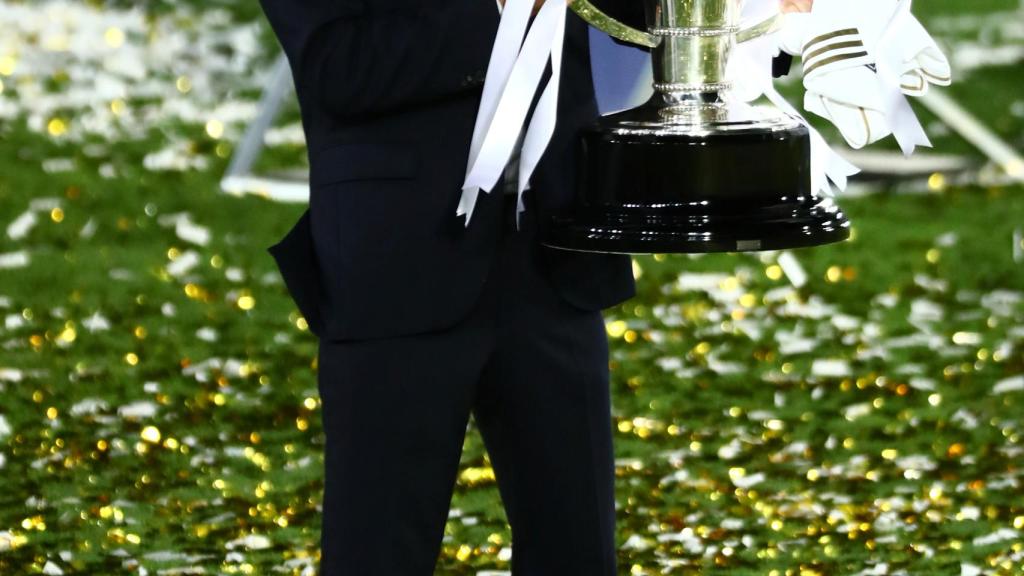 Zinedine Zidane posa para los fotógrafos con el título de campeón de Liga