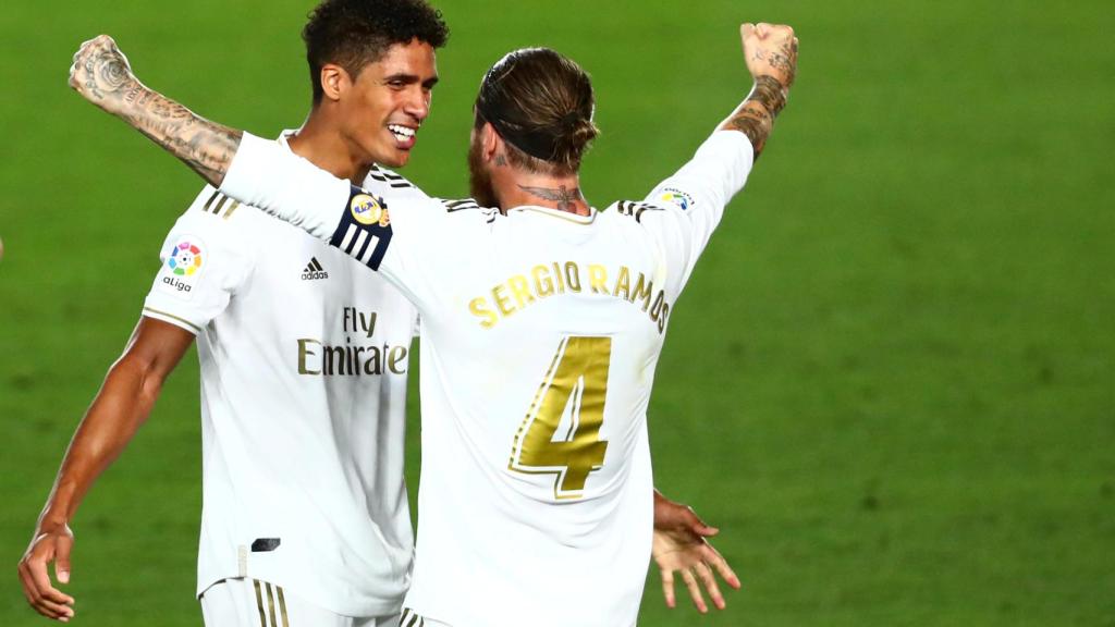 Varane y Sergio Ramos se abrazan tras el pitido final