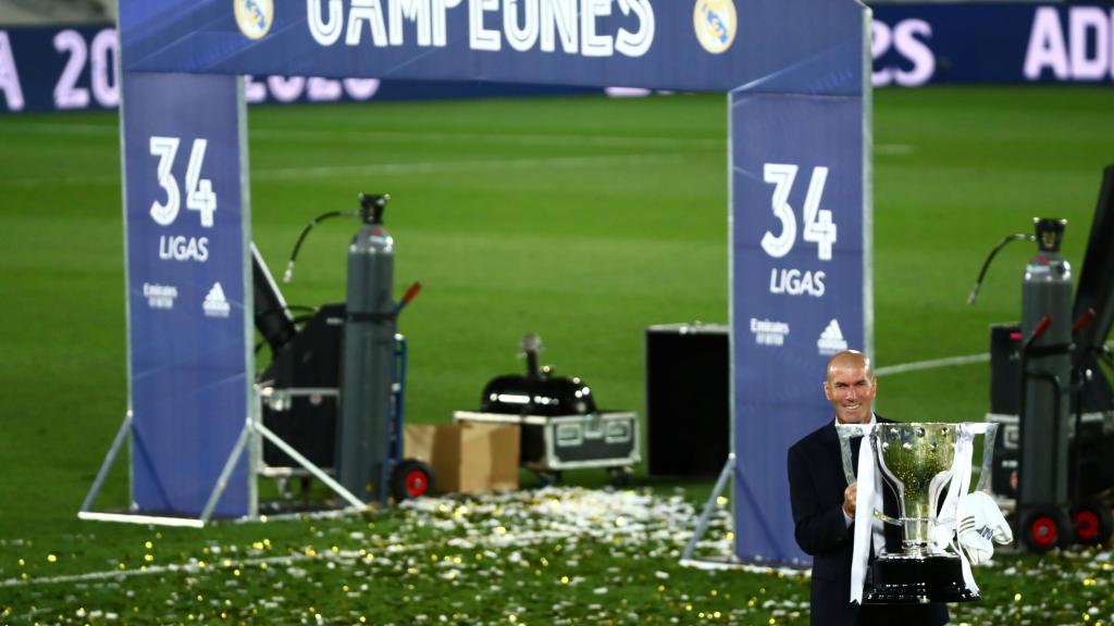 Zinedine Zidane en el Estadio Alfredo Di Stéfano con el título de campeón de Liga