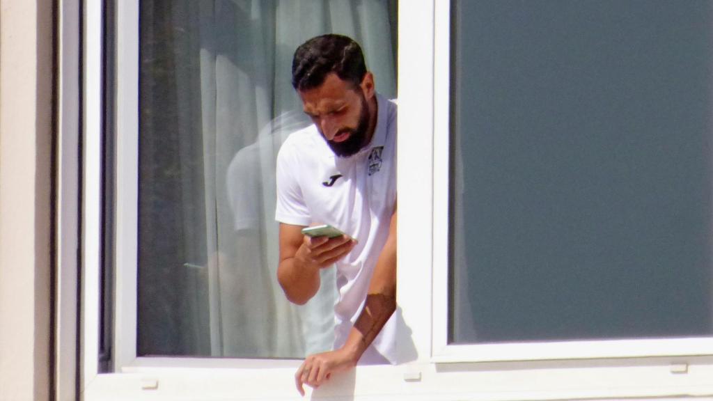 José Rodríguez, jugador del Fuenlabrada, en una de las ventanas del hotel Finisterre de La Coruña