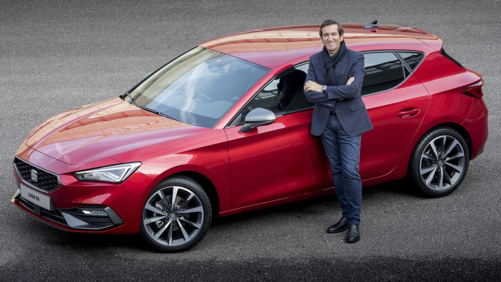 Alejandro Mesonero-Romanos junto al nuevo Seat Léon.
