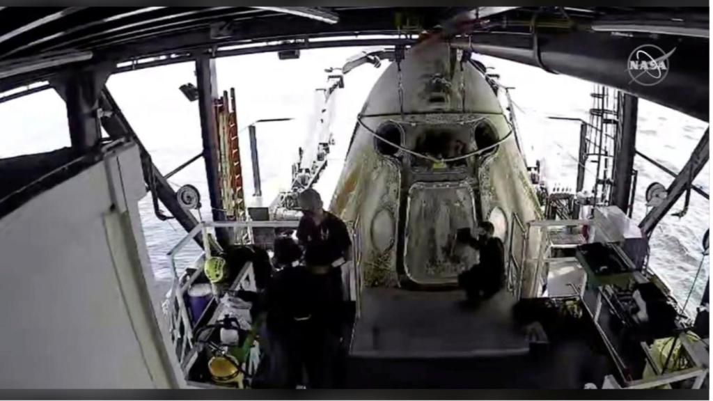 Crew Dragon rescatada del agua tras su amerizaje