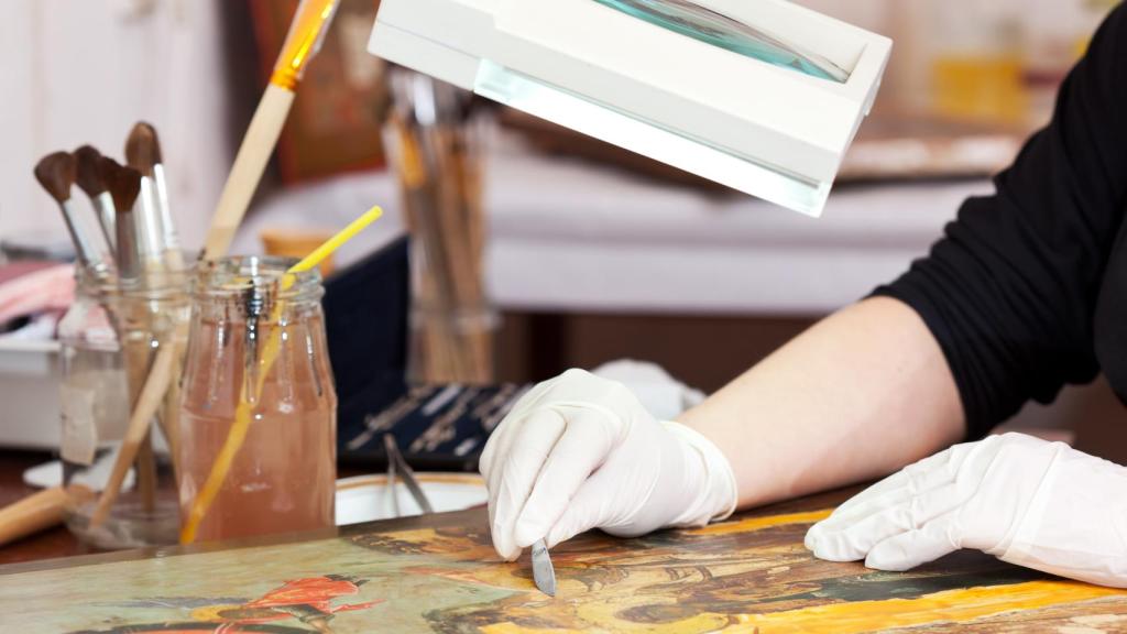 Restauración de un cuadro. Imagen de Freepik