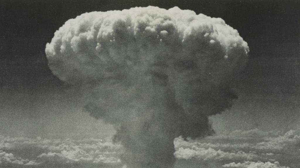 El hongo nuclear de la bomba que destruyó Nagasaki el 9 de agosto de 1945. Foto tomada por el teniente Charles Levy.