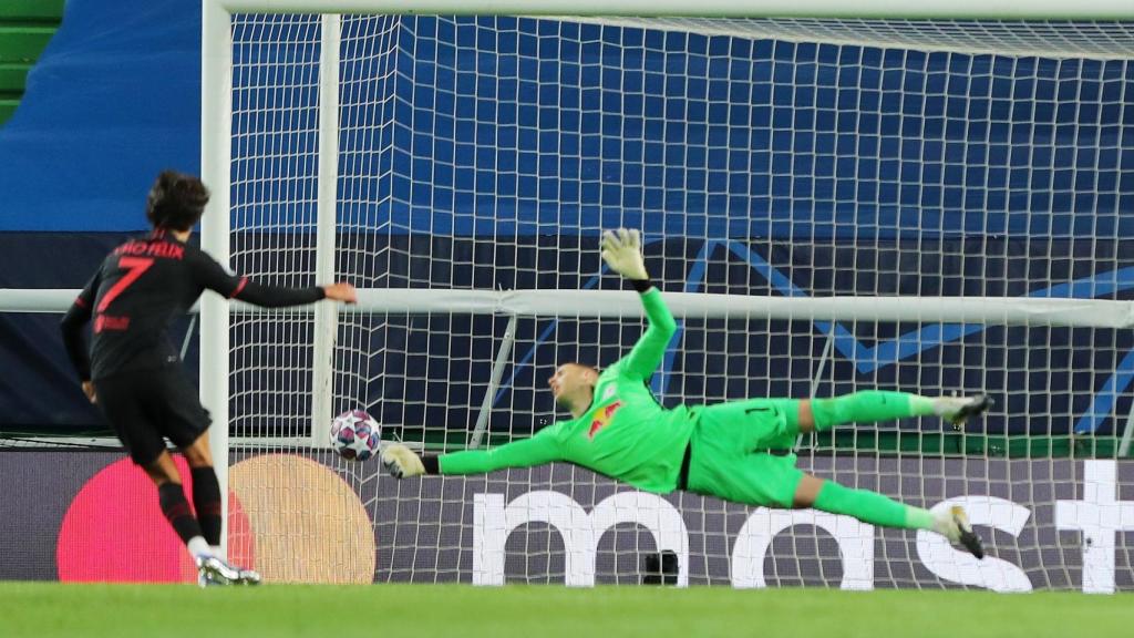 Joao Félix lanzando un penalti con el Atlético