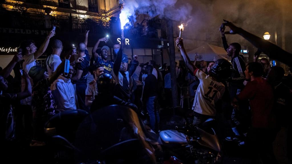 Ultras del PSG celebran el triunfo ante el Leipzig