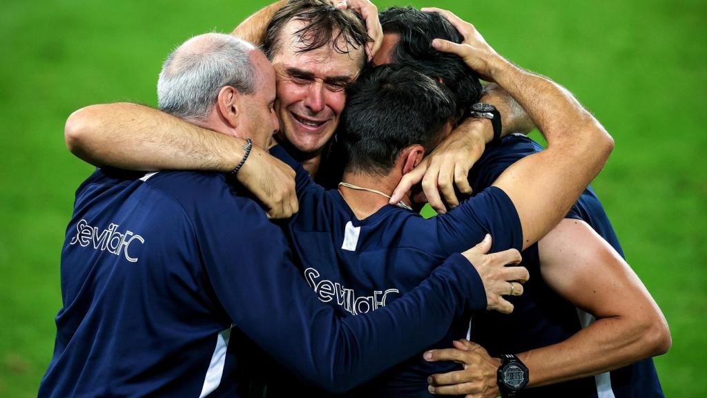 Lopetegui, entre lágrimas, celebra el título de Europa League con el cuerpo técnico del Sevilla