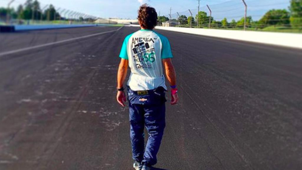 Fernando Alonso caminando por el circuito de Indianápolis