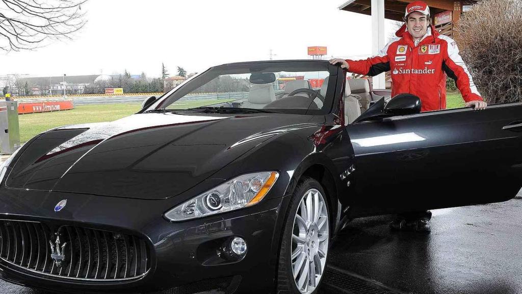 Alonso junto al Maserati Gran Cabrio.