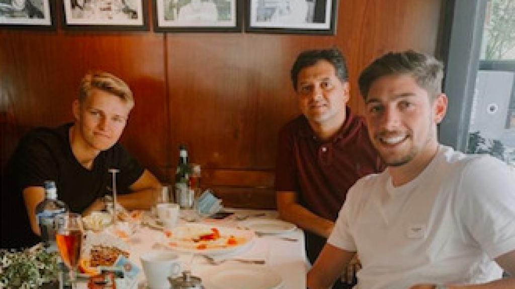 Odegaard y Vaverde compartiendo mesa con Juni Calafat