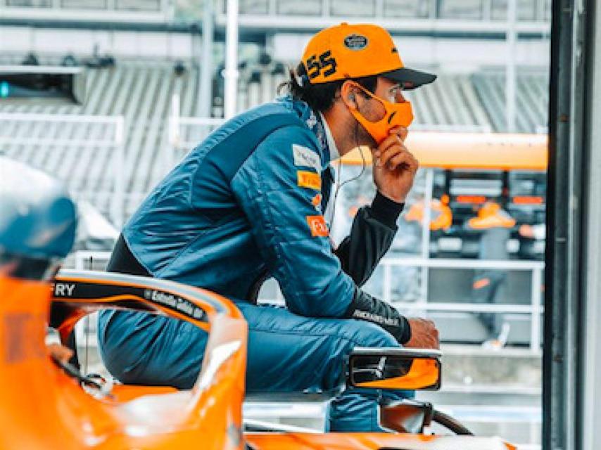 Carlos Sainz reflexiona en su box