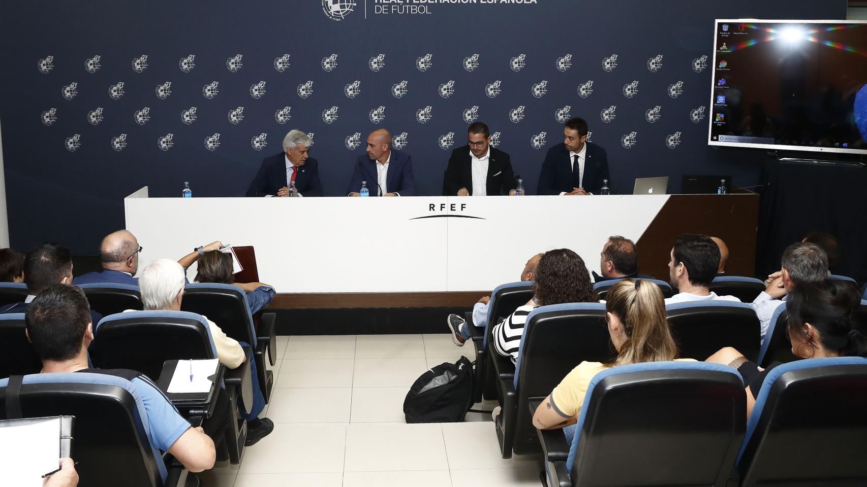 Luis Rubiales durante una reunión