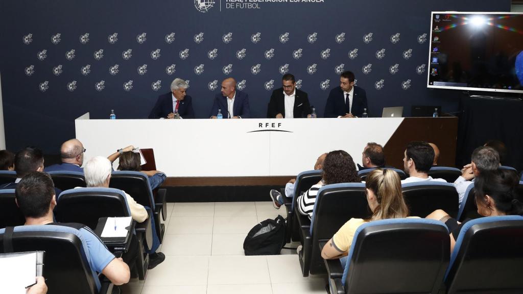 Luis Rubiales durante una reunión