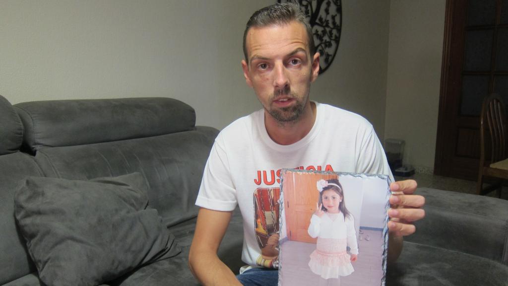 Joaquín Begines, el padre de Lucía, en su casa en una imagen de archivo.