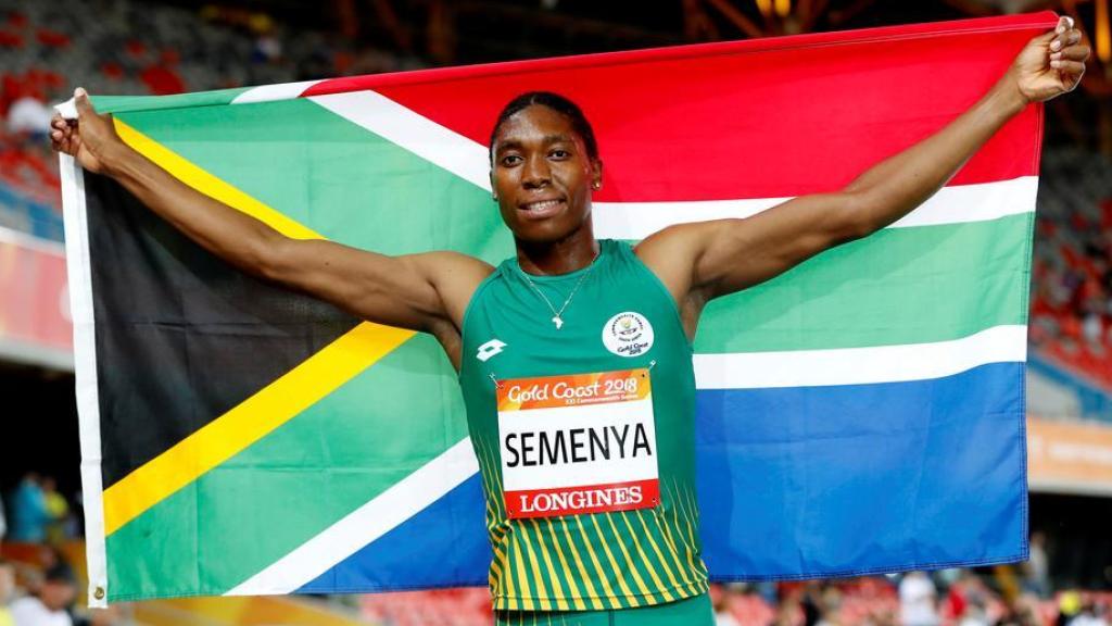 Semenya celebra su triunfo con la bandera de Sudáfrica