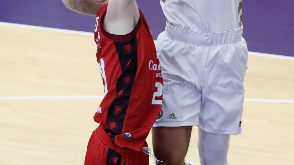 Taylor tirando a canasta en el duelo ante el Zaragoza