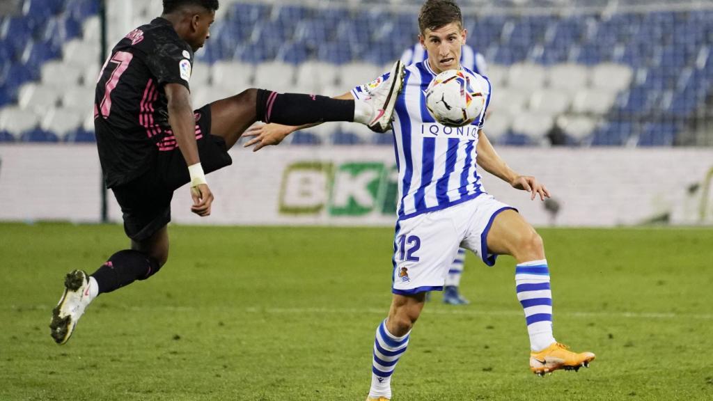 Rodrygo intenta robar el balón a Aihen