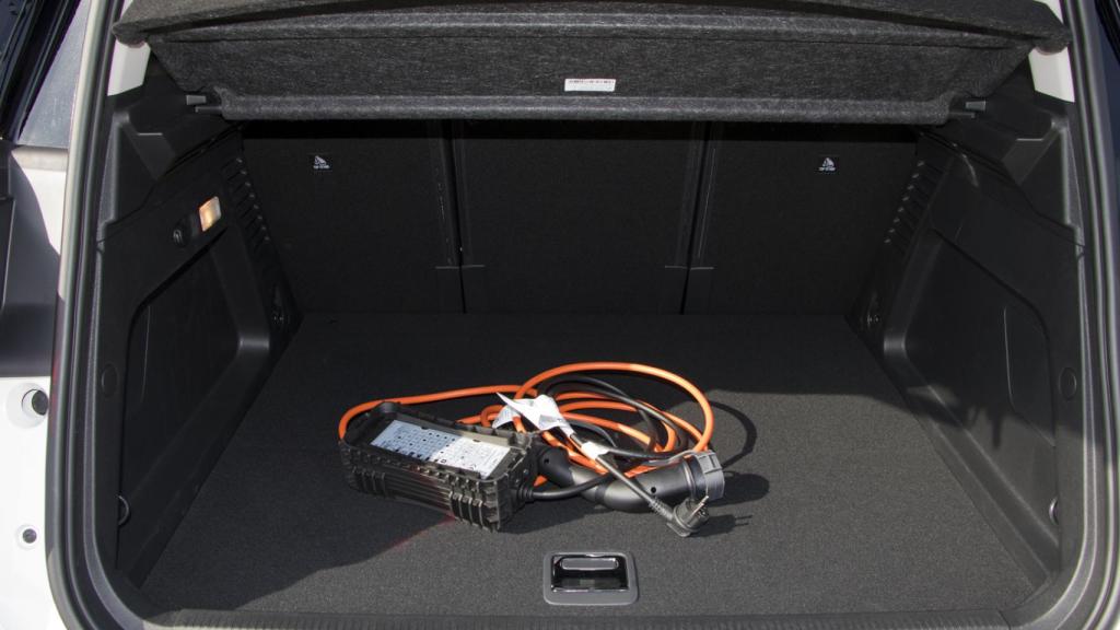 Y el maletero también es de los más grandes, a pesar de tener las baterías bajo los asientos.