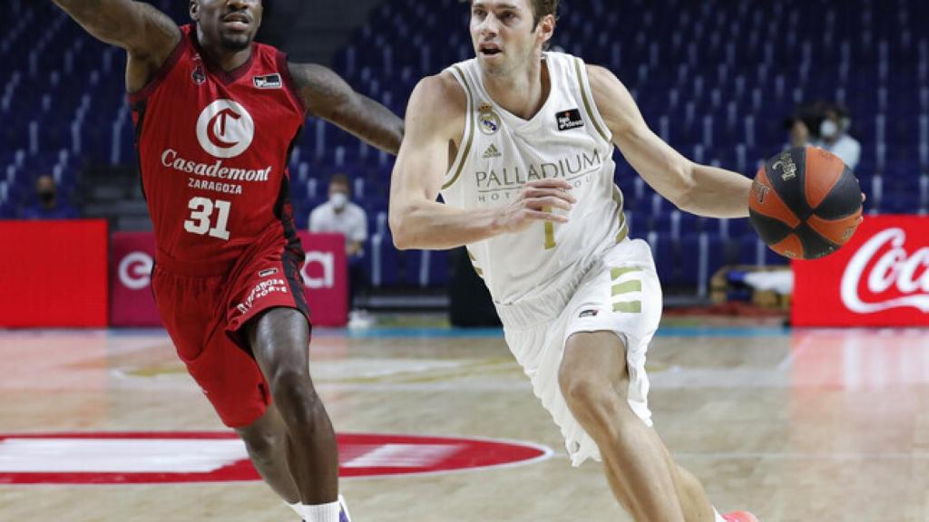 Causeur entrando a canasta ante el Zaragoza