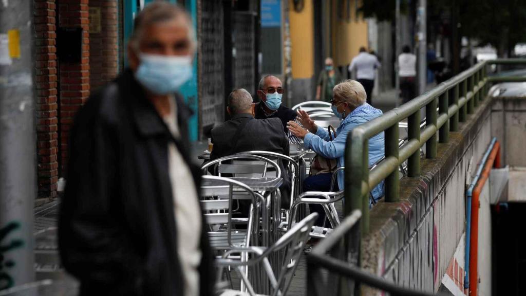 Vecinos de Carabanchel sentados en la terraza de un bar de su barrio este domingo.
