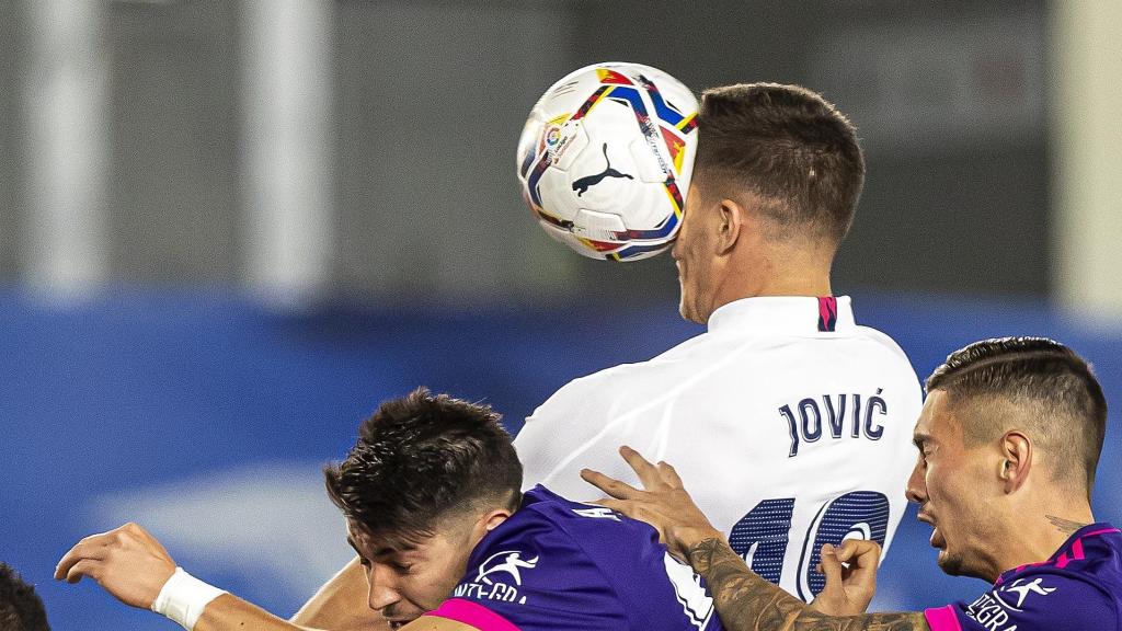 Jovic remata de cabeza dentro del área del Real Valladolid