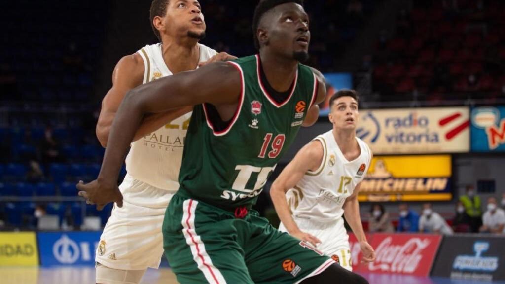 Tavares peleando un rebote ante Baskonia