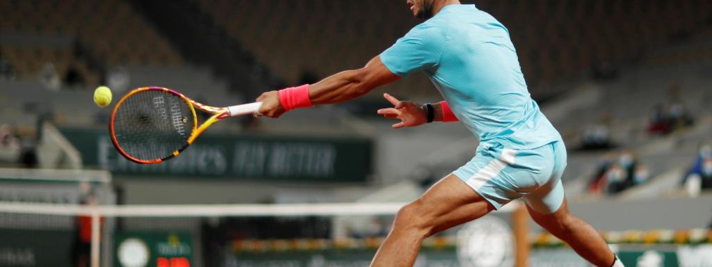 Rafa Nadal golpeando la bola en Roland Garros
