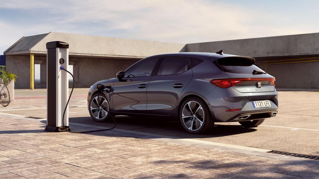 Este nuevo Seat León tiene una autonomía de 64 kilómetros en modo eléctrico.