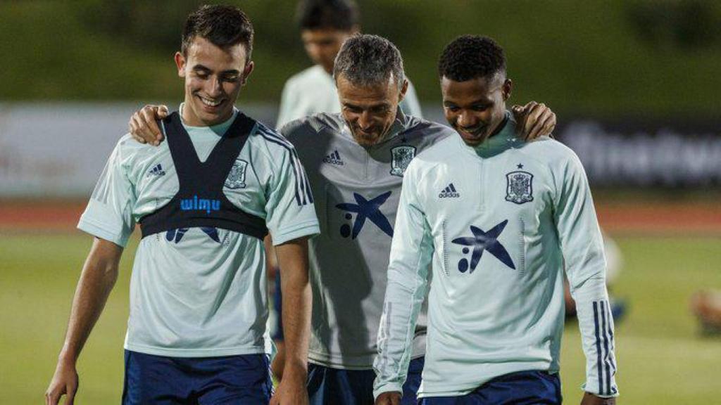 Luis Enrique conversa con Eric García y Ansu Fati