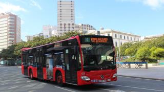 A Coruña sancionará a quien utilice altavoces en el bus y limita la actividad de Uber y Cabify