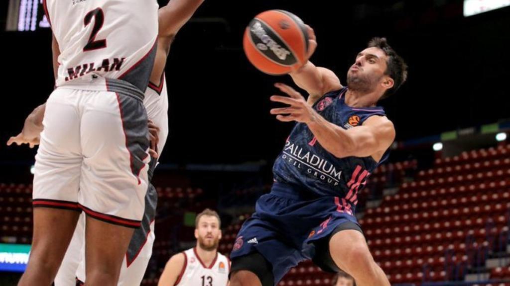 Campazzo realizando un pase ante el Milan