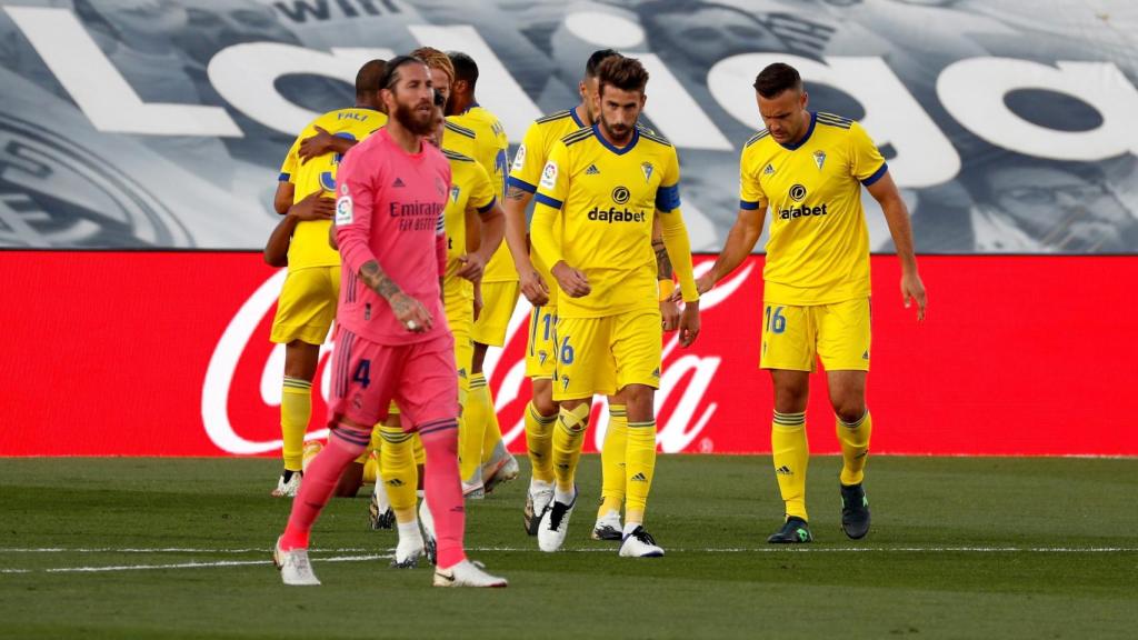 Los jugadores del Cádiz celebran su gol al Real Madrid