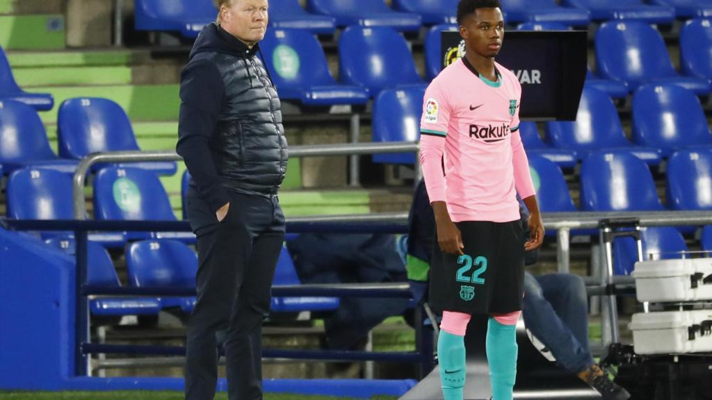 Ansu Fati a punto de salir al césped