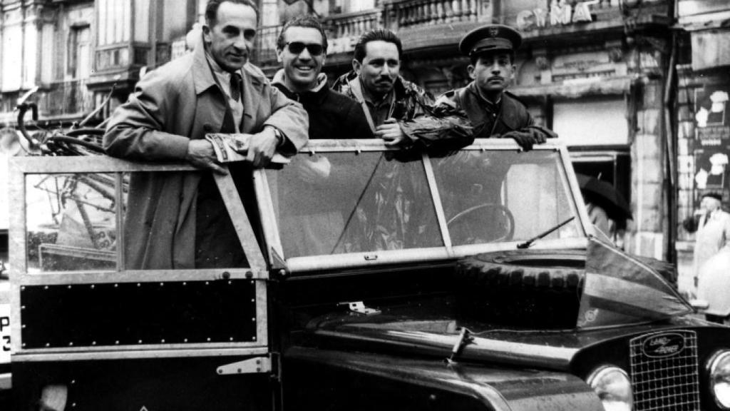 Taibo (tercero por la izquierda) en el jeep con el que seguía el pelotón de la Vuelta del 56