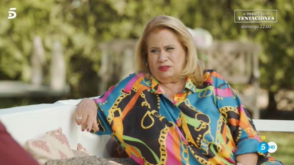 Carmina Barrios charlando con Bertín sobre su familia.