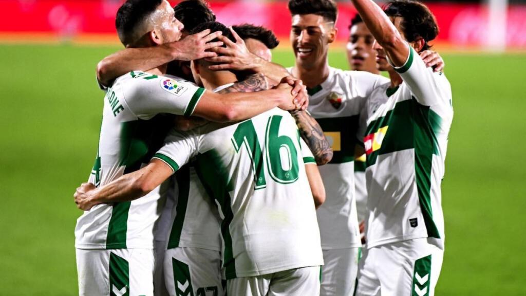Los jugadores del Elche celebran un gol