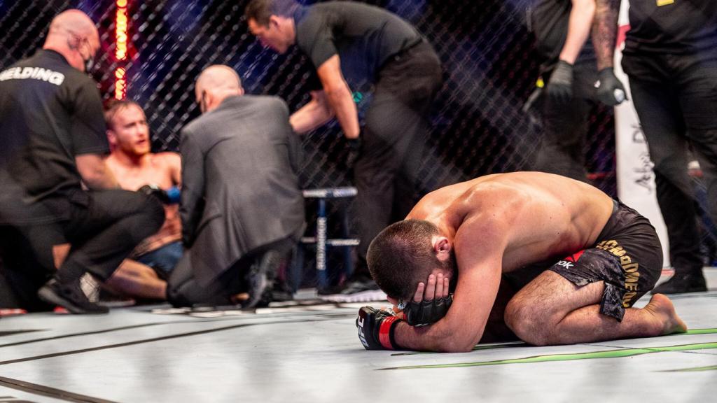 Khabib rompe a llorar
