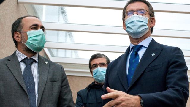 El consejero de Sanidad de la Xunta de Galicia, Julio García Comesaña, acompañando al presidente, Alberto Núñez Feijóo.