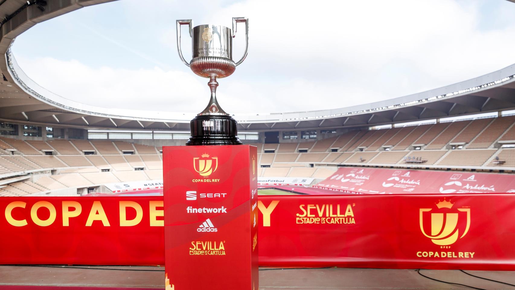 El trofeo de la Copa del Rey, en el Estadio de La Cartuja de Sevilla
