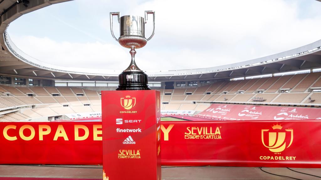 El trofeo de la Copa del Rey, en el Estadio de La Cartuja de Sevilla