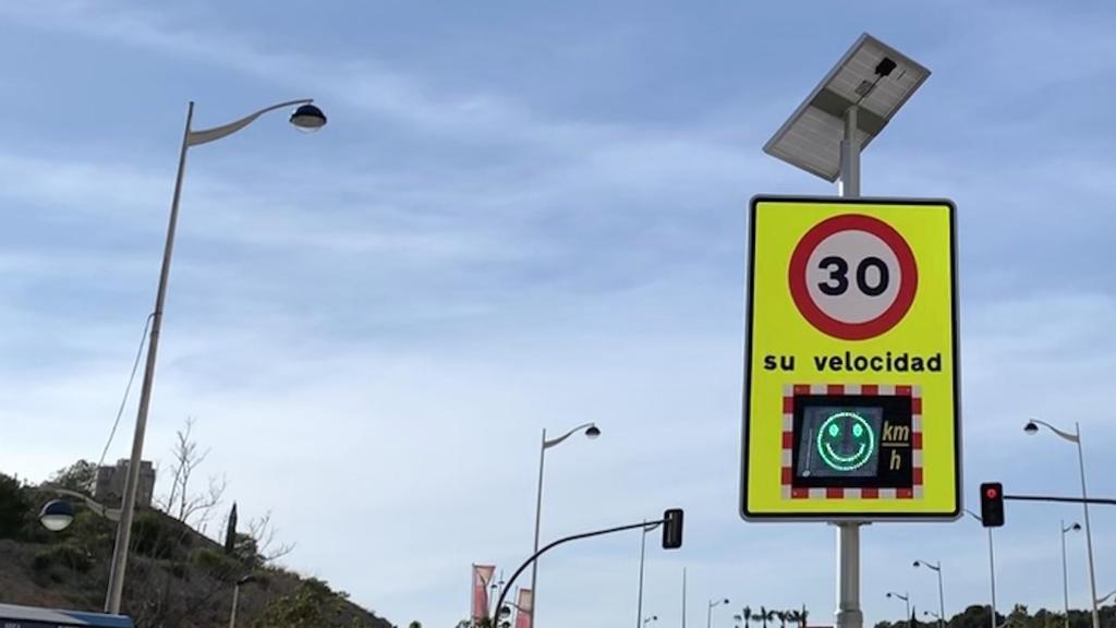 El límite de velocidad fijado para vías urbanas de un un carril por sentido es de 30km/h.