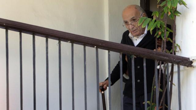 Francisco Brines, en su casa de Oliva, poco después de recibir el Cervantes.