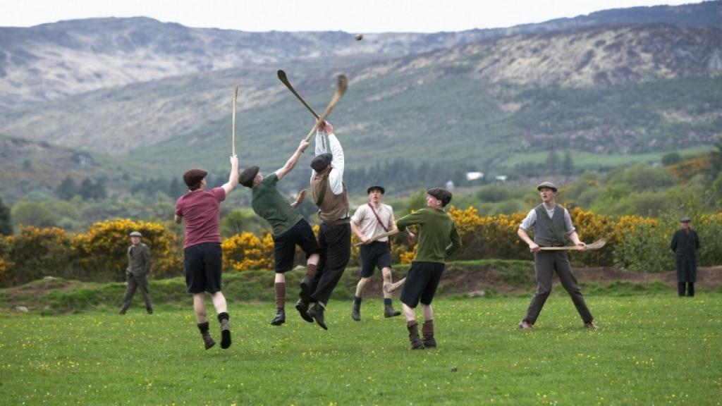 Partido de hurling en 'El viento que agita la cebada', la película con la que Ken Loach ganó la Palma de Oro en 2006.