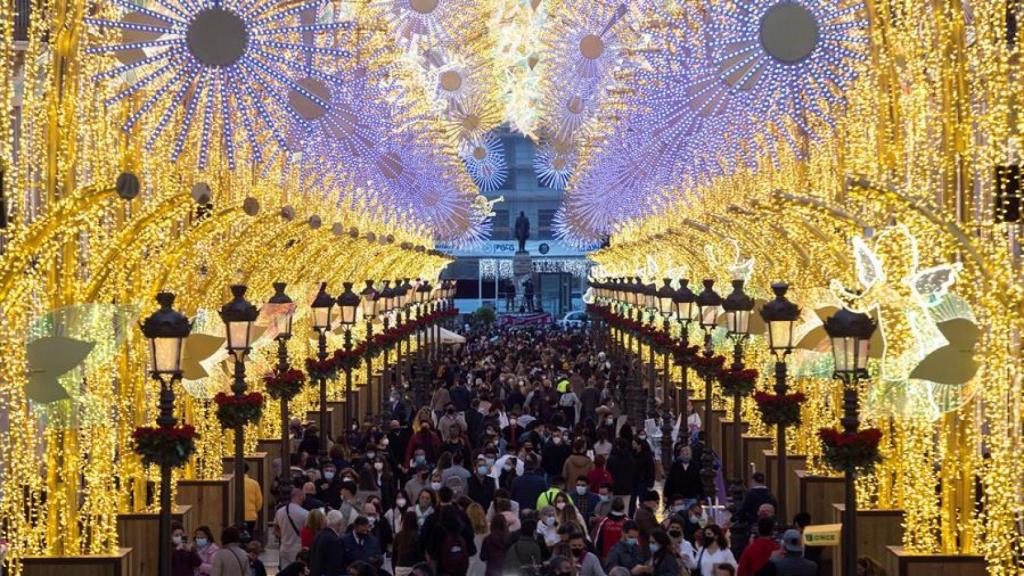 Personas pasean por el centro de Málaga.