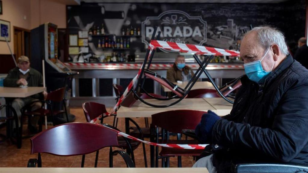 Varios clientes en el interior de un bar de Verín (Ourense).