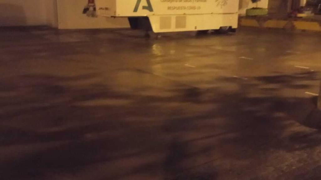 La unidad móvil en la plaza del 1 de Mayo de Cuevas del Becerro