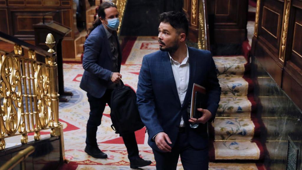 Gabriel Rufián, portavoz de ERC en el Congreso. Detrás, Pablo Iglesias, vicepresidente del Gobierno.