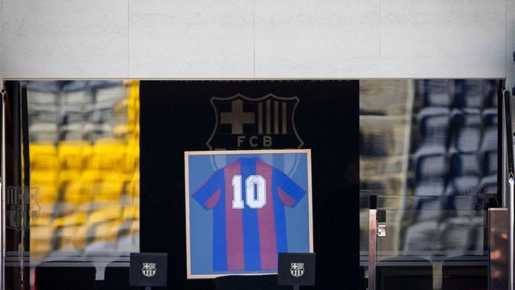 La camiseta de Diego Armando Maradona, en la grada del Camp Nou. Foto: Twitter (@FCBarcelona_es)