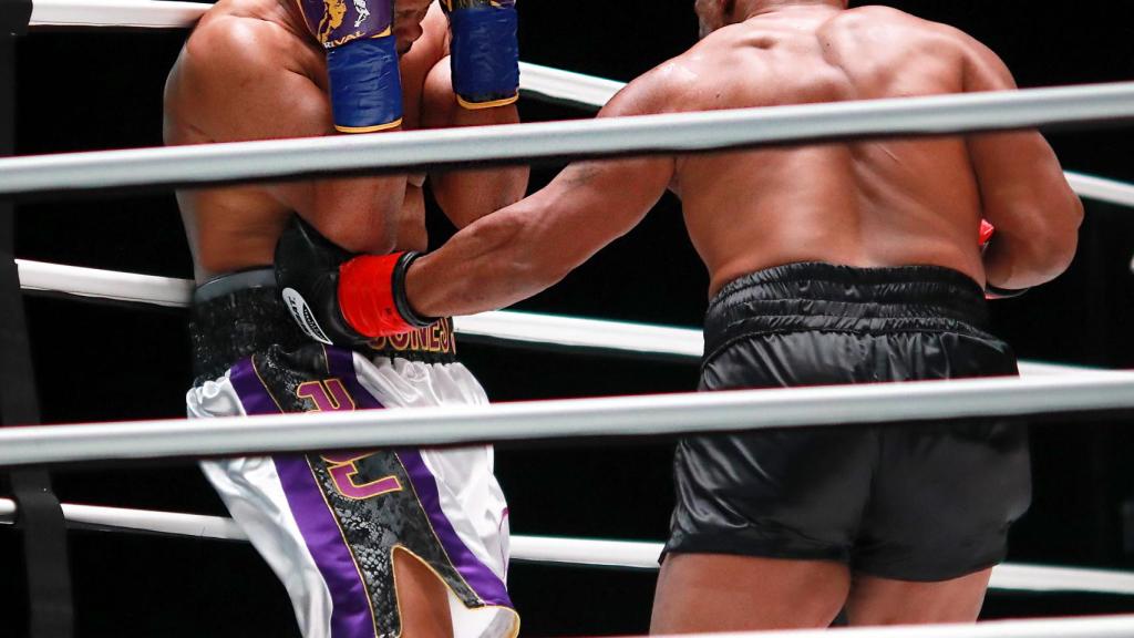 Mike Tyson y Roy Jones Jr. dieron un espectáculo decente para el nivel que se esperaba